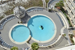 Inomhuspool och utomhuspool