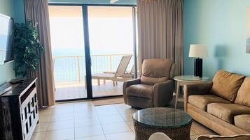 Condo, 3 habitaciones, balcón, frente al mar (1104A) | Sala de estar | Televisión de pantalla plana