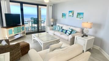 Condo, 3 habitaciones, balcón, frente al mar (401A) | Área de sala de estar | Televisión de pantalla plana