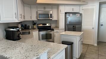 Condo, 3 habitaciones, balcón, frente al mar (703B) | Cocina privada | Refrigerador con congelador, microondas, horno y parrilla de estufa