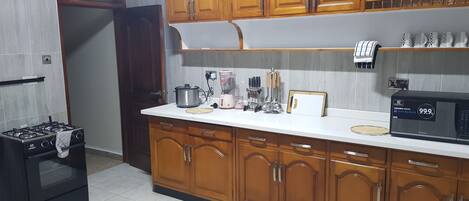 ثلاجة، ميكروويف، موقد طهي مسطح، غسالة أطباق