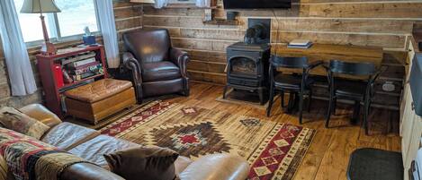 Una Smart TV, una chimenea, una biblioteca de música