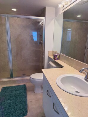 Shower, hair dryer, towels, soap - Beachfront Condo w/ Pool, Gym & Ocean Views (Hallandale Beach)