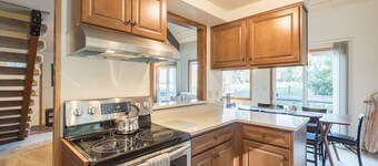 Mt Hood Escape, 3 bedroom, 2 bath, plus loft, sleeps 10, Professionally Cleaned 