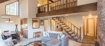 Mt Hood Escape, 3 bedroom, 2 bath, plus loft, sleeps 10, Professionally Cleaned 