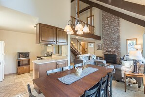 Dining - Mt Hood Escape, 3 bedroom, 2 bath, plus loft, sleeps 10, hot tub (Mt Hood Village)