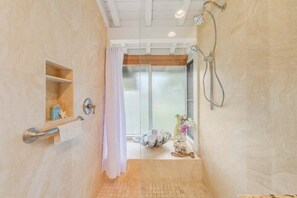 Douche, sèche-cheveux, serviettes fournies, savon