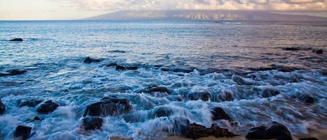 靠近海滩、沙滩椅、沙滩毛巾