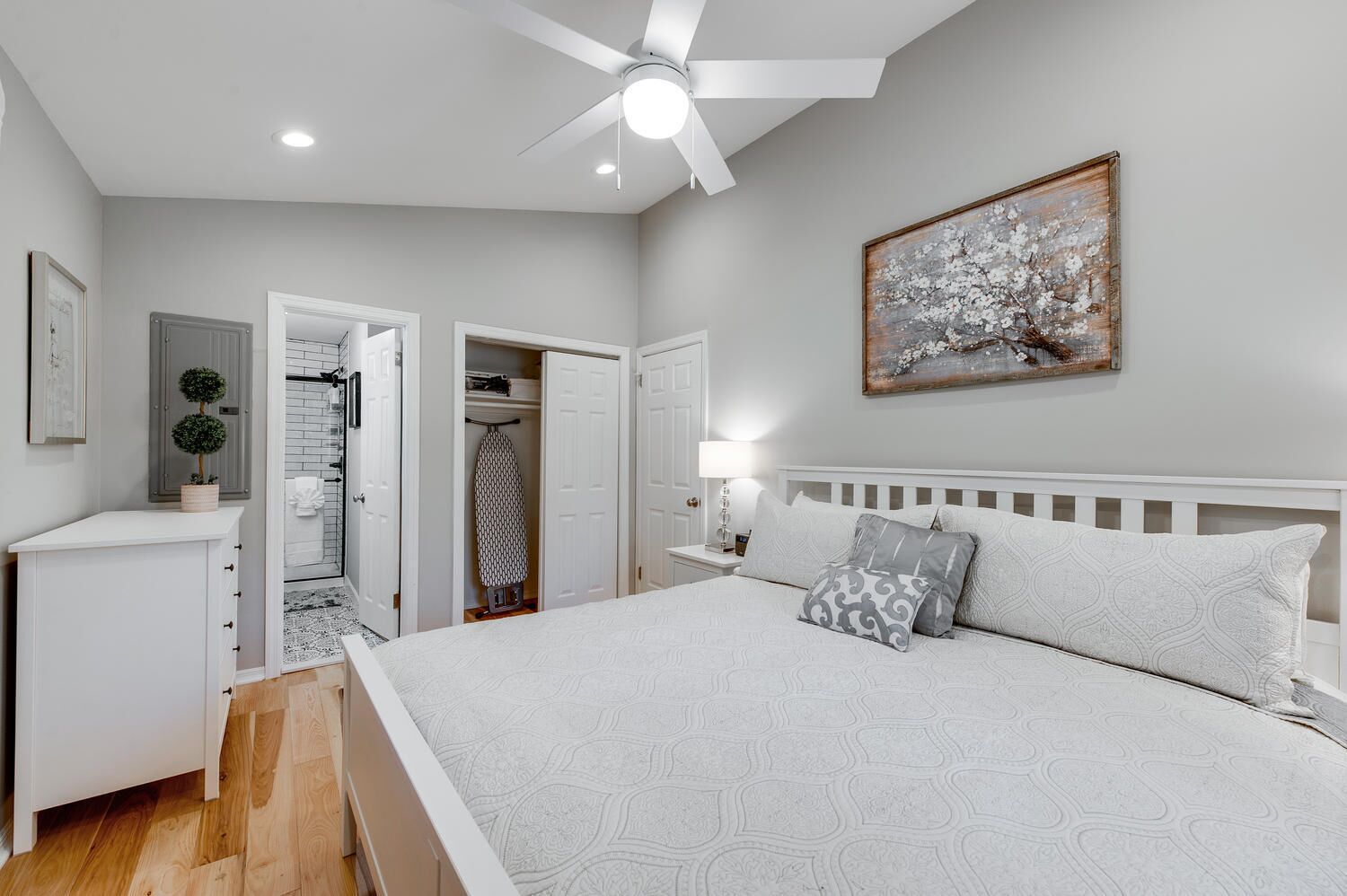 4 bedrooms, desk, iron/ironing board, free WiFi