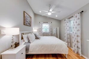 4 chambres, bureau, fer et planche à repasser, accès au Wi-Fi (inclus)