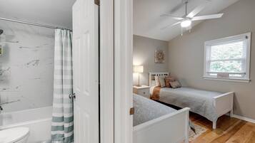 4 makuuhuonetta, työpöytä, silitysrauta/-lauta, ilmainen Wi-Fi