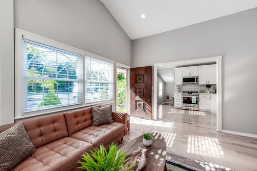 Sunny Retreat 4 BR Ranch w Spacious Backyard 