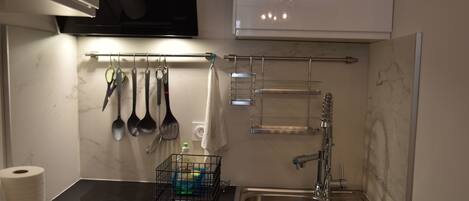 Kjøleskap, mikrobølgeovn, ovn og kokeplater