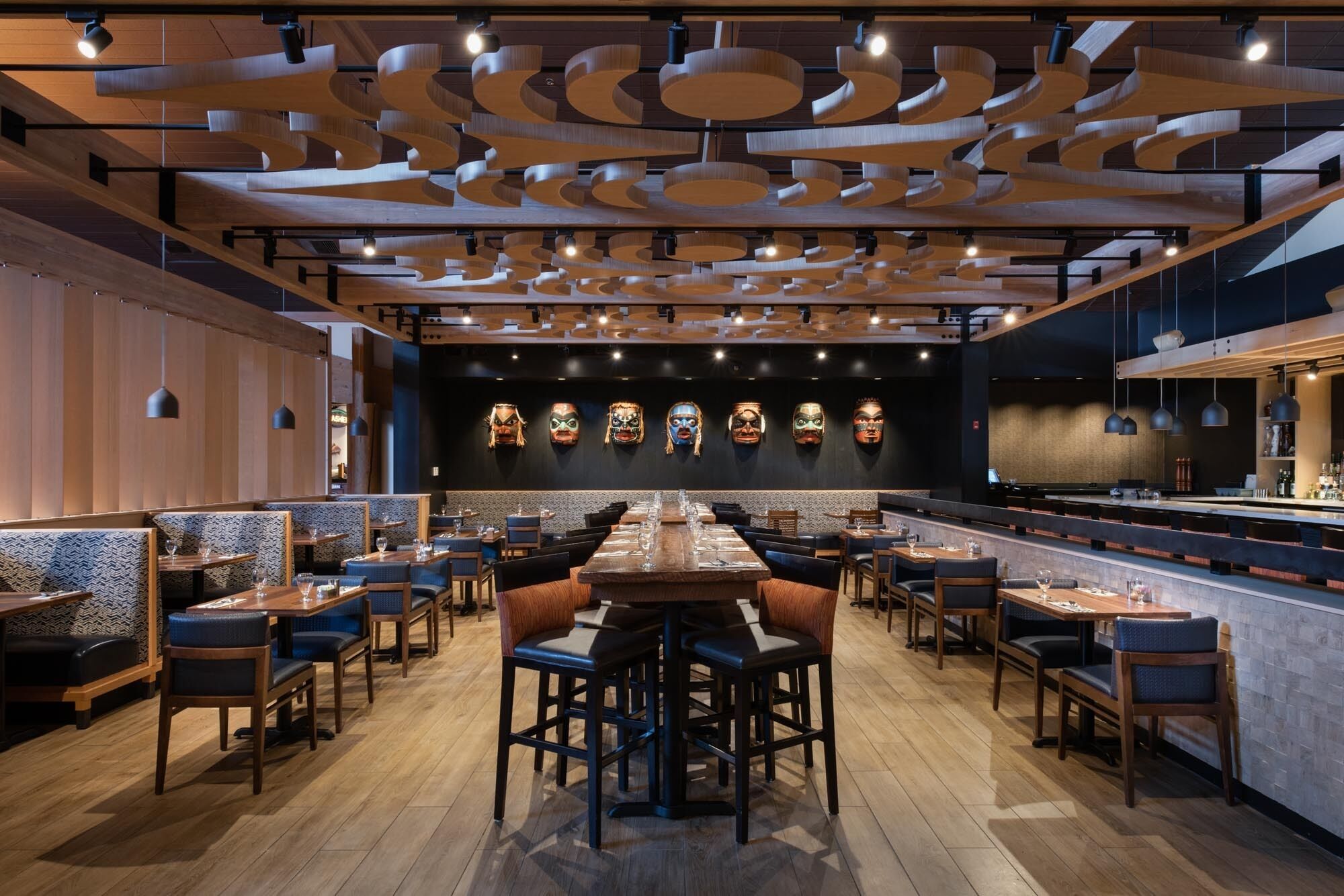 2 restaurants, breakfast, lunch, dinner served; american cuisine