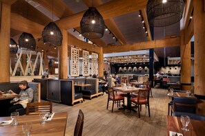 2 restaurants, breakfast, lunch, dinner served; American cuisine - 7 Cedars Hotel & Casino (Sequim)