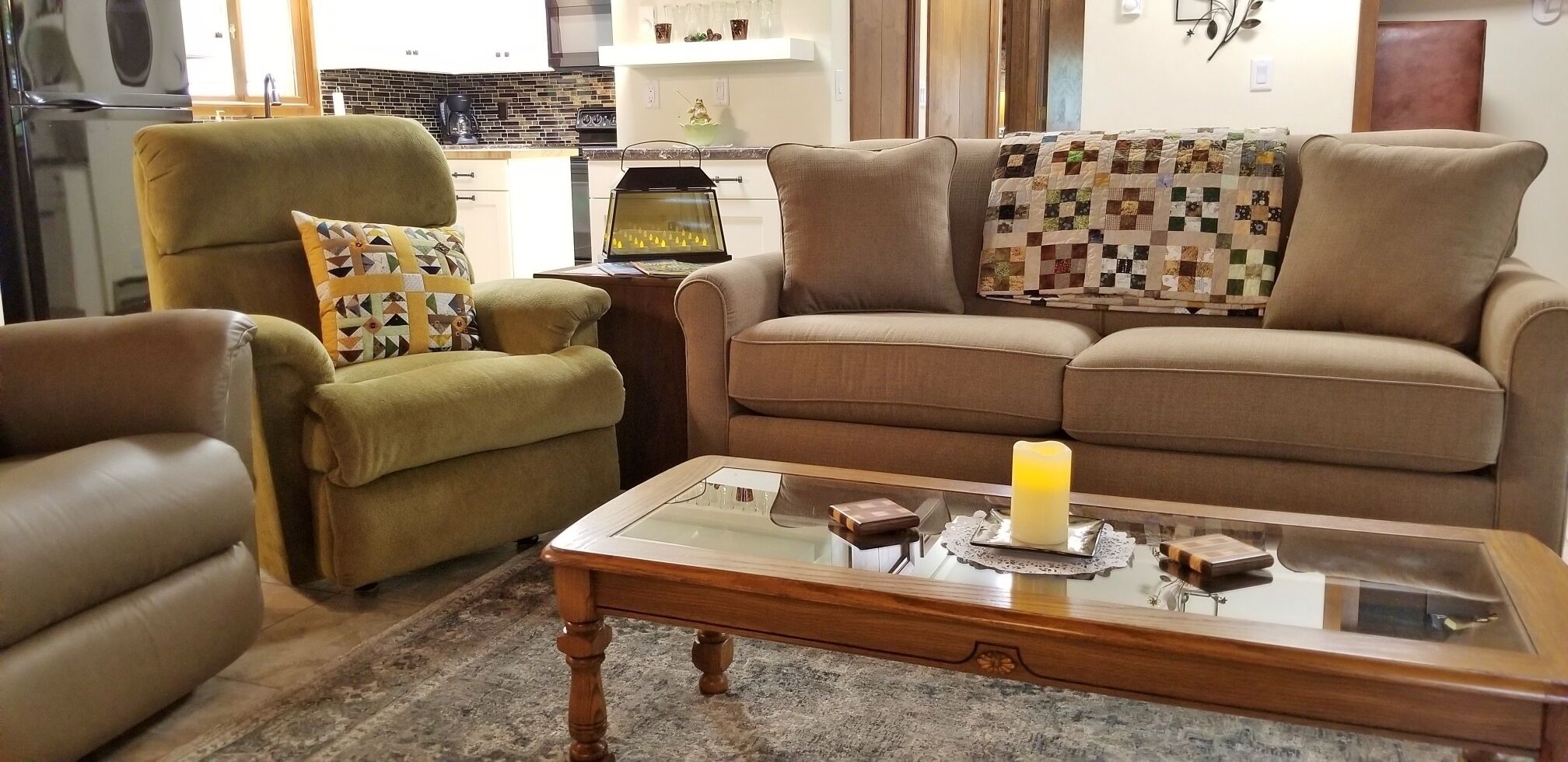 The Quilted Log, a cozy, compact cabin In the woods, very clean, perfect for 4-6