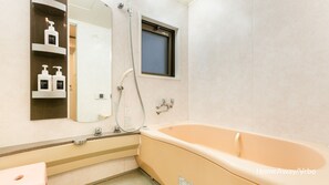 Combined shower/tub, hair dryer, slippers, towels - Near from Haneda, Keikyu kamata JR Kamata2minutes/Group/Family   YU'S HOUSE (大田区)