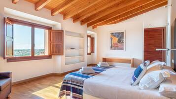 6 bedrooms, iron/ironing board, free WiFi, bed sheets