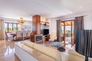 Fernseher, Kamin, DVD-Player, Tischtennisplatte