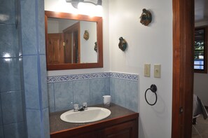 Toalhas de banho, papel higiênico