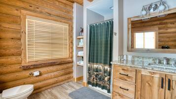 Combined shower/tub, hair dryer, towels