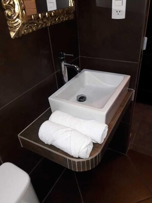 Quarto casal conforto, 1 cama de casal | Banheiro | Chuveiro, toalhas de banho, sabonete, shampoo