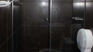 Habitació doble Comfort, 1 llit doble | Bany | Dutxa, tovalloles, sabó i xampú 