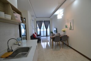 Signature-Apartment, 2 Schlafzimmer | Wohnzimmer | 52-Zoll-Flachbildfernseher mit Kabelempfang, Fernseher