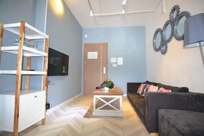 Lägenhet Panoramic - 2 sovrum | Vardagsrum | 52-tums platt-tv med kabelkanaler och tv