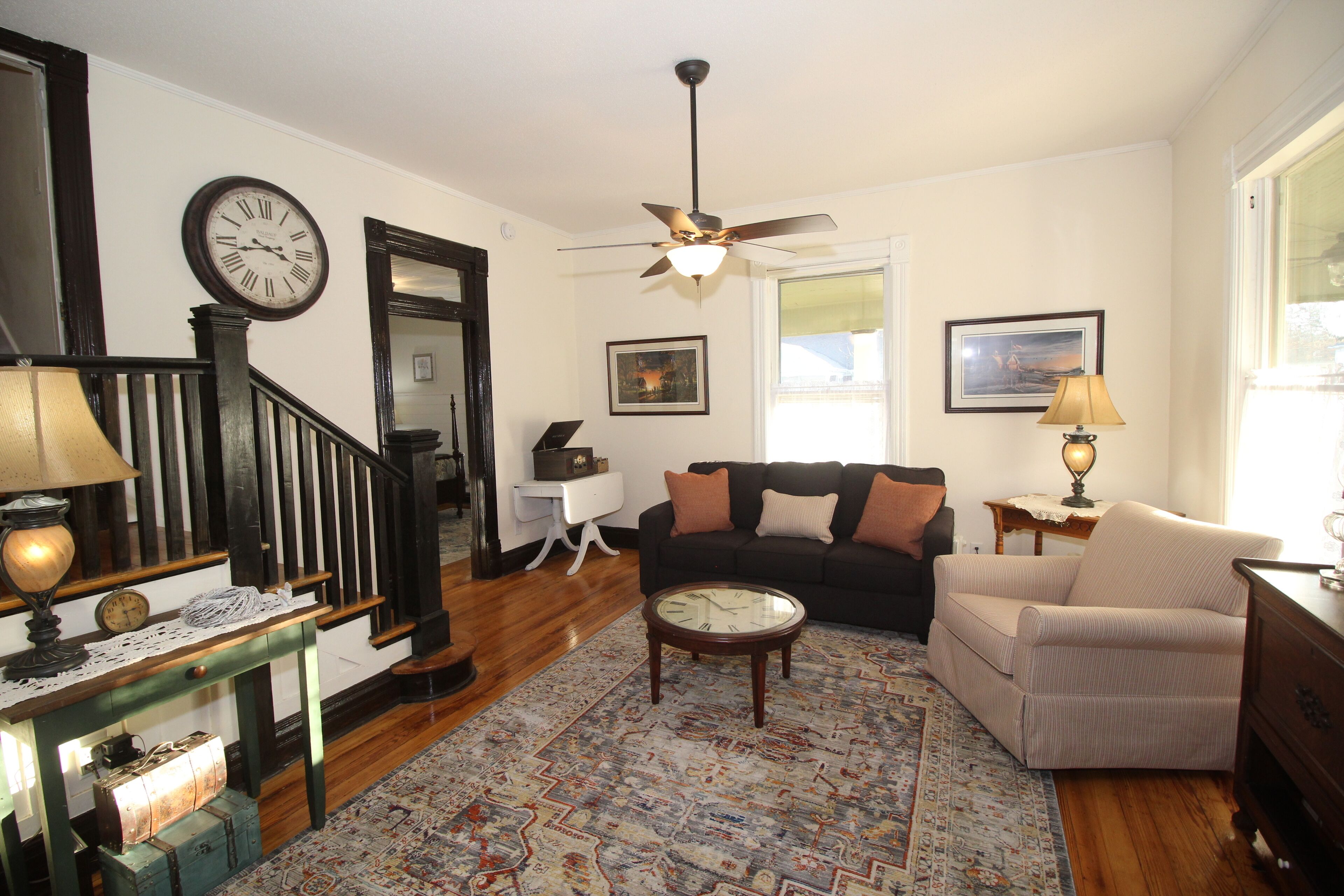 Tastefully restored historic home in quaint town, 20 minute drive to Columbia MO