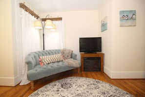 Smart-TV, Kamin, DVD-Player, Bücher