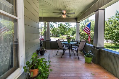 Tastefully restored historic home in quaint town, 20 minute drive to Columbia MO