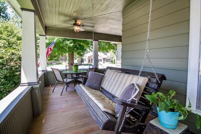 Tastefully restored historic home in quaint town, 20 minute drive to Columbia MO