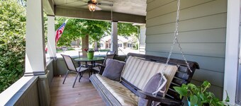 Tastefully restored historic home in quaint town, 20 minute drive to Columbia MO