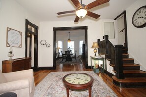 Smart TV, chimenea, reproductor de DVD y libros