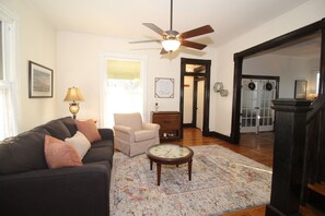 Smart-TV, Kamin, DVD-Player, Bücher