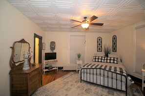 3 habitaciones, tabla de planchar con plancha y cuna de viaje