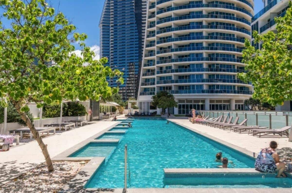 室內泳池、室外泳池；泳池傘、躺椅