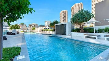 Hồ bơi trong nhà, hồ bơi ngoài trời, dù/ô trên bãi biển/hồ bơi