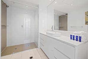 Signature-Apartment | Badezimmer | Badewanne und Dusche (separat), kostenlose Toilettenartikel