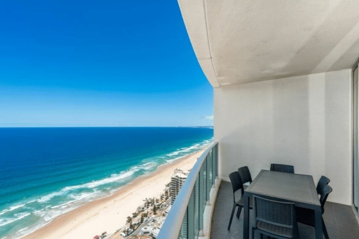 Un balcón con vista a la playa y al océano.