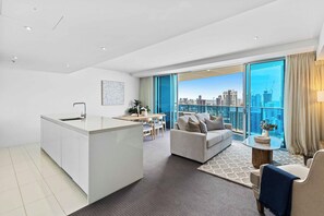 Leilighet – deluxe, balkong, havutsikt | Oppholdsområde | Flatskjerm-TV