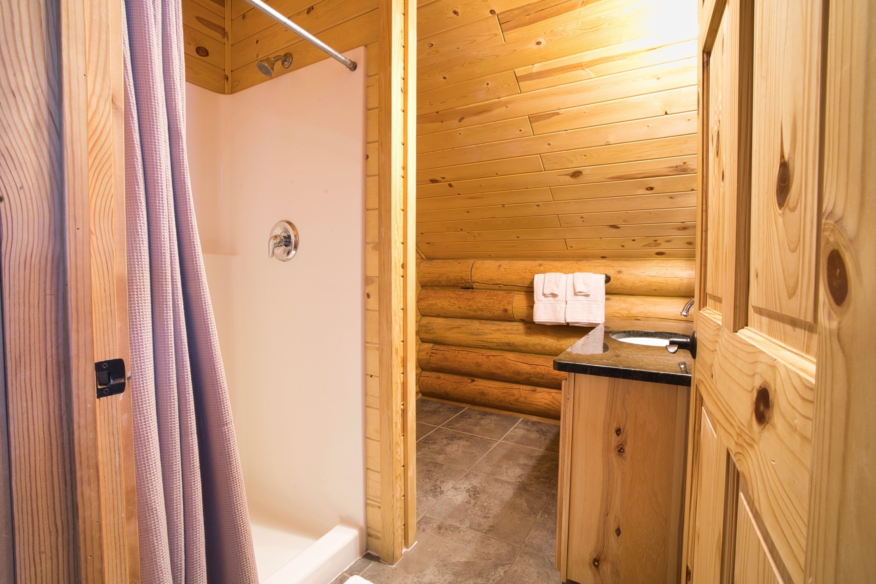 Combined shower/tub, hair dryer, towels