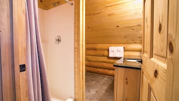 Combined shower/tub, hair dryer, towels