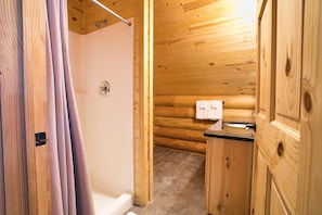 Combined shower/tub, hair dryer, towels