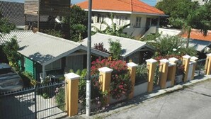 Un barrio residencial con casas, una valla y una calle.