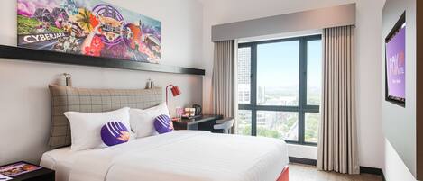 Ropa de cama de alta calidad y caja de seguridad en la habitación