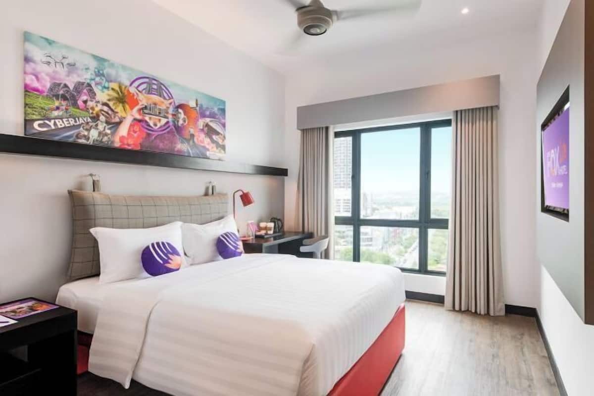 Luxe beddengoed, een kluis op de kamer, een bureau, een laptopwerkplek