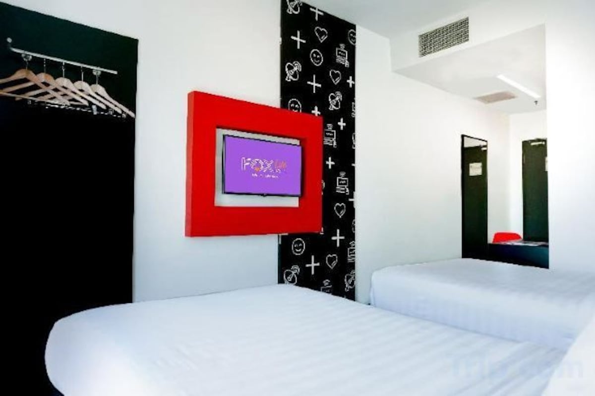 Peralatan tempat tidur premium, peti besi dalam bilik, meja