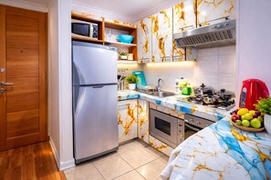 Réfrigérateur, micro-ondes, four, plaque de cuisson